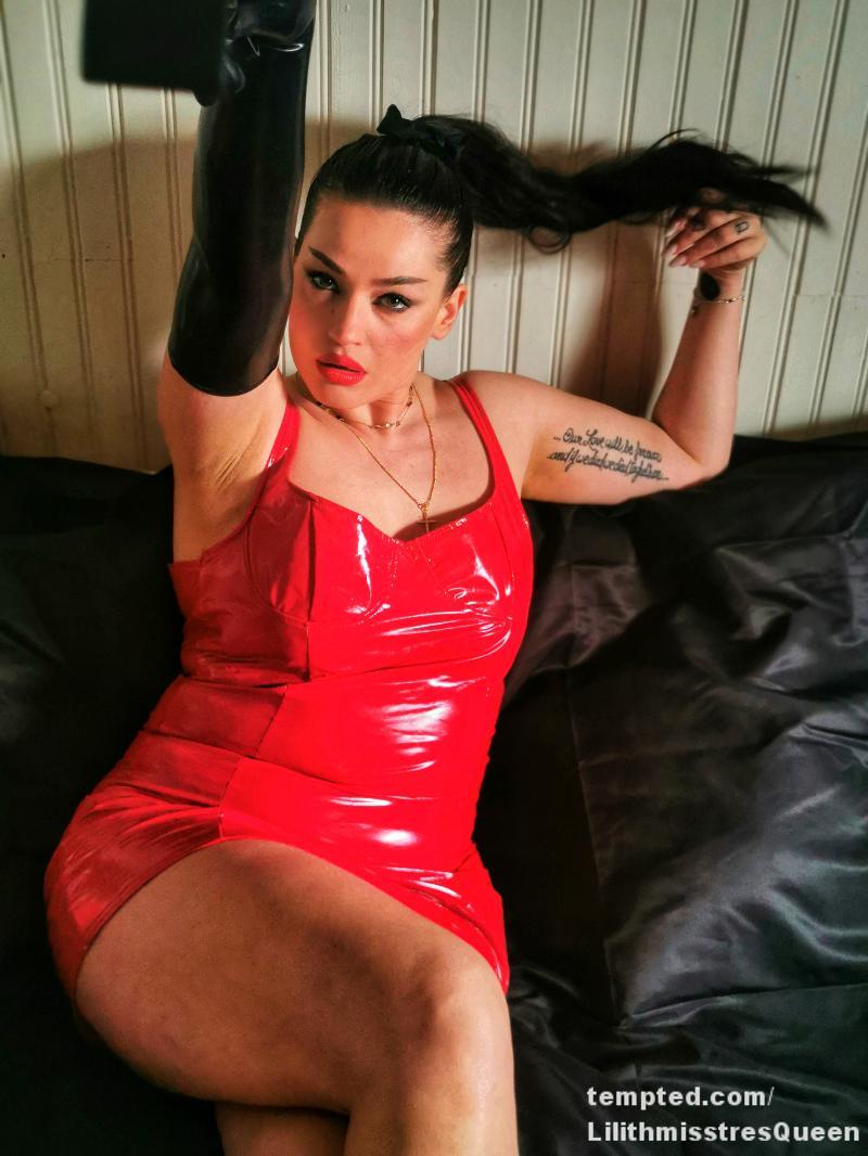 Queen in RedLatex