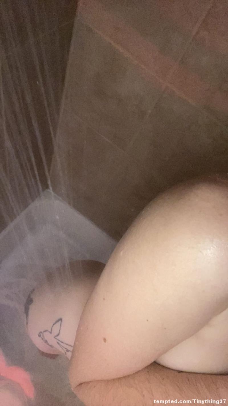 anyone want to play in the shower with me?😌