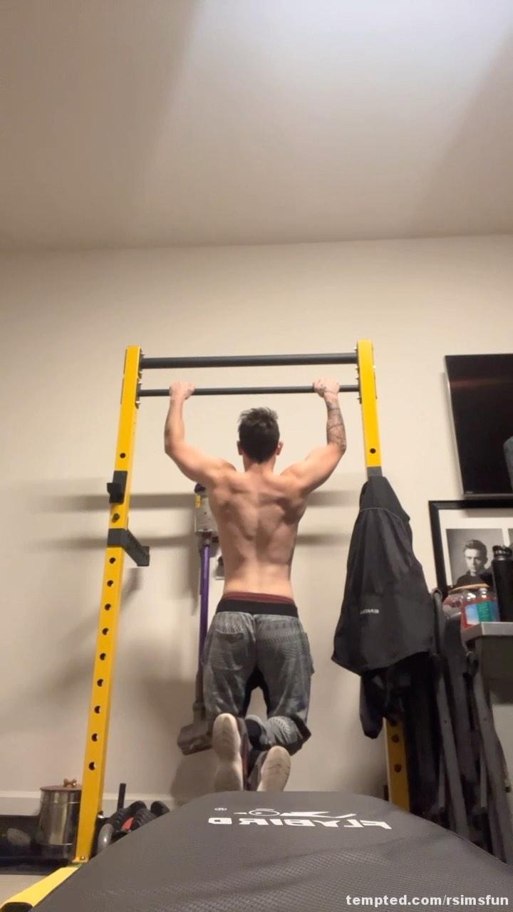 working out ;)  #Fitness  #Workout  #GymLife #MuscleMen #MuscleFetish #FitGuy #FitAndSexy 