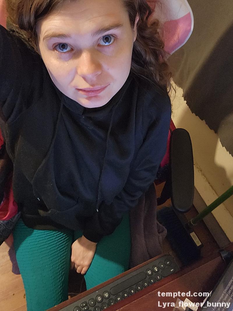 chilling in leggings  #leggings  #comfy #yogapants #GamerGirl 