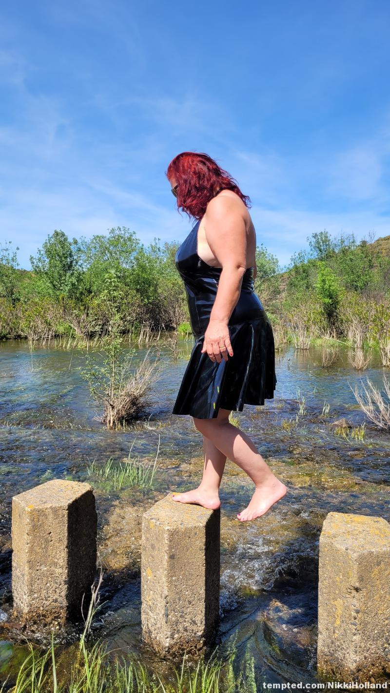 River walk in latex dress #Latex  #Fetish  #OutdoorKink 