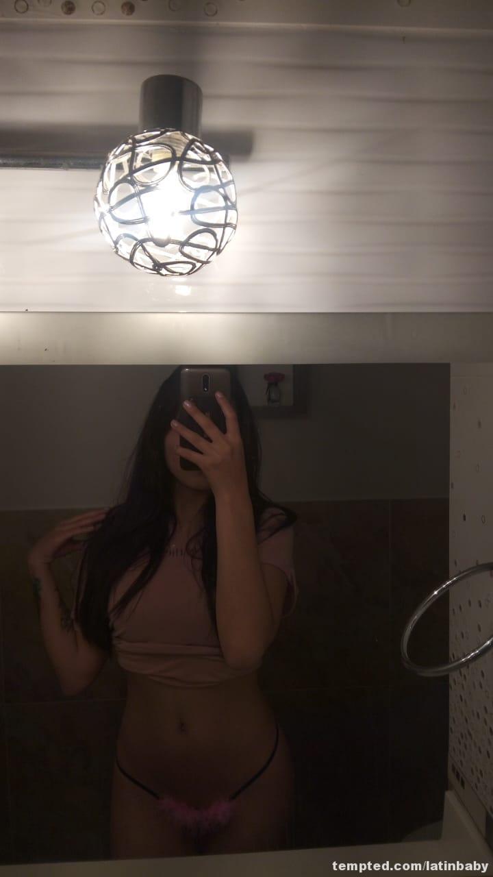 Hola, soy nueva por aquí 💕 Estoy lista para consentirte, conocerte y hacer que la pasemos rico 😘 ¿Vienes a jugar conmigo?
