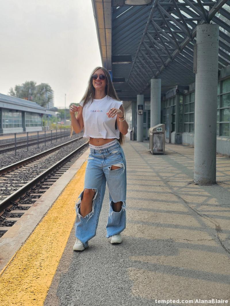 Flashing at the train station ! 