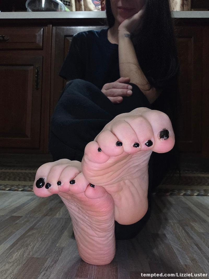 Pretty Painted Toenails  #sensualfeet  #footfetish  #prettytoes 