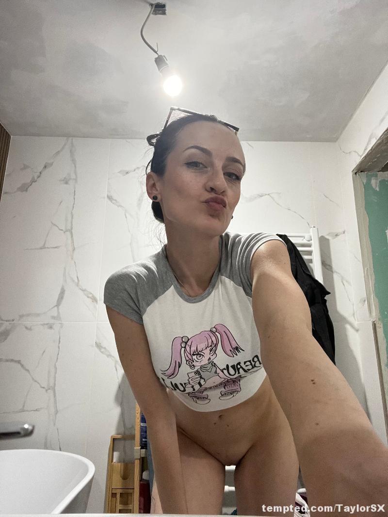 Realizing I have a huge scratch on my butt while taking selfies 🥺🥺🥺