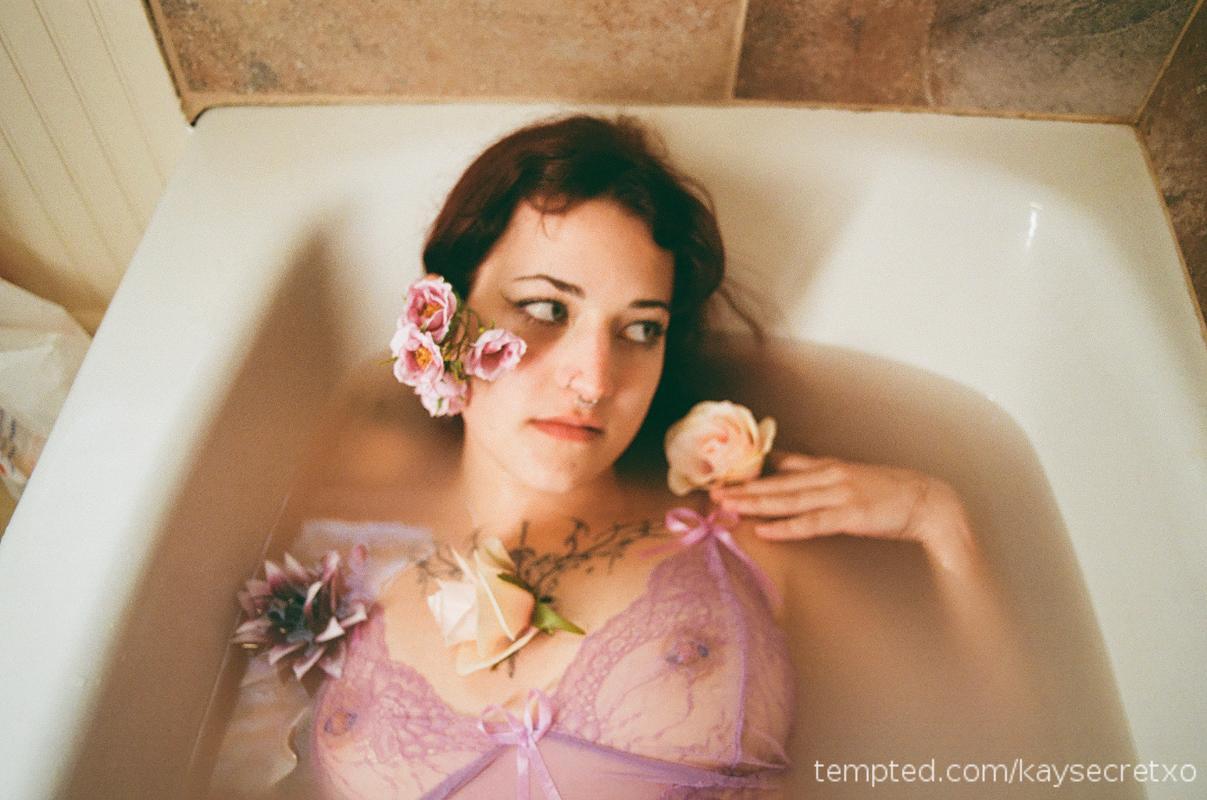 Wanna take a bath? 🧼💋 #TheRealTemptation  #SensualBath  #BubbleBathDesire  #BathTemptation  #WetAndWild #milkbath 