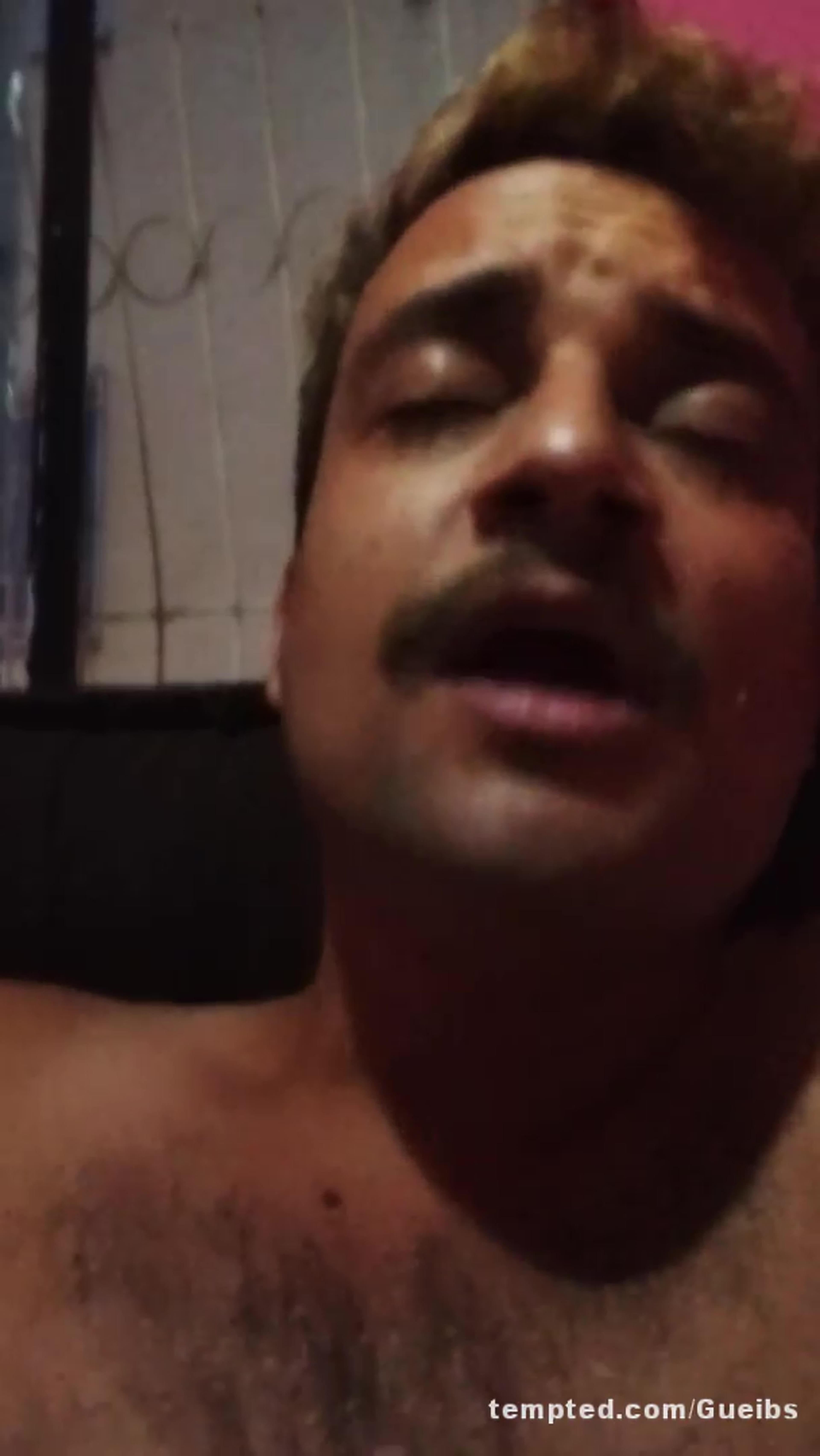 Singing 'Sozinho'.
