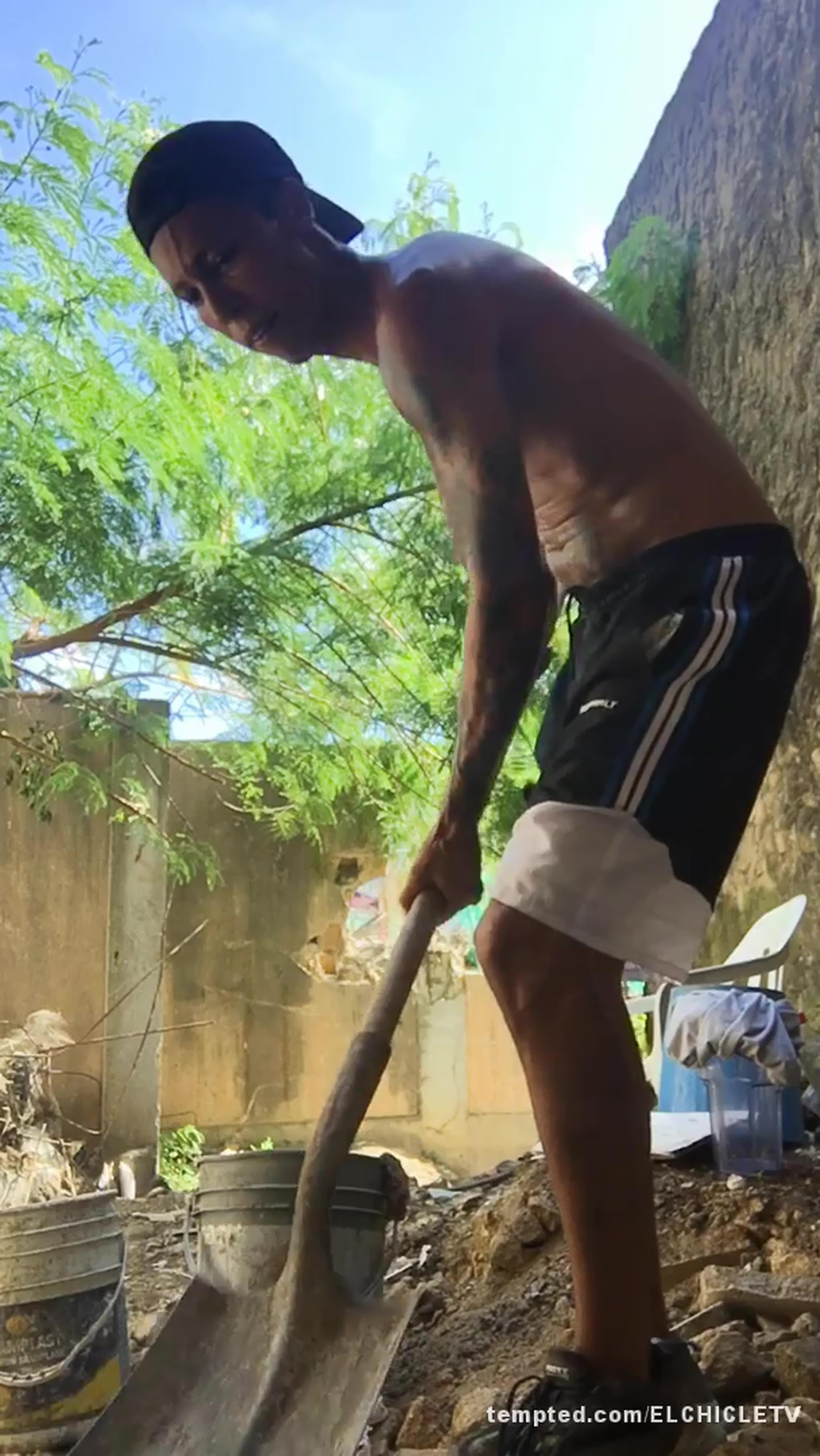 El maestro de obra dispuesto a poner en práctica su cuerpo #ConstructionWorker #ManualLabor #ManualLabor
