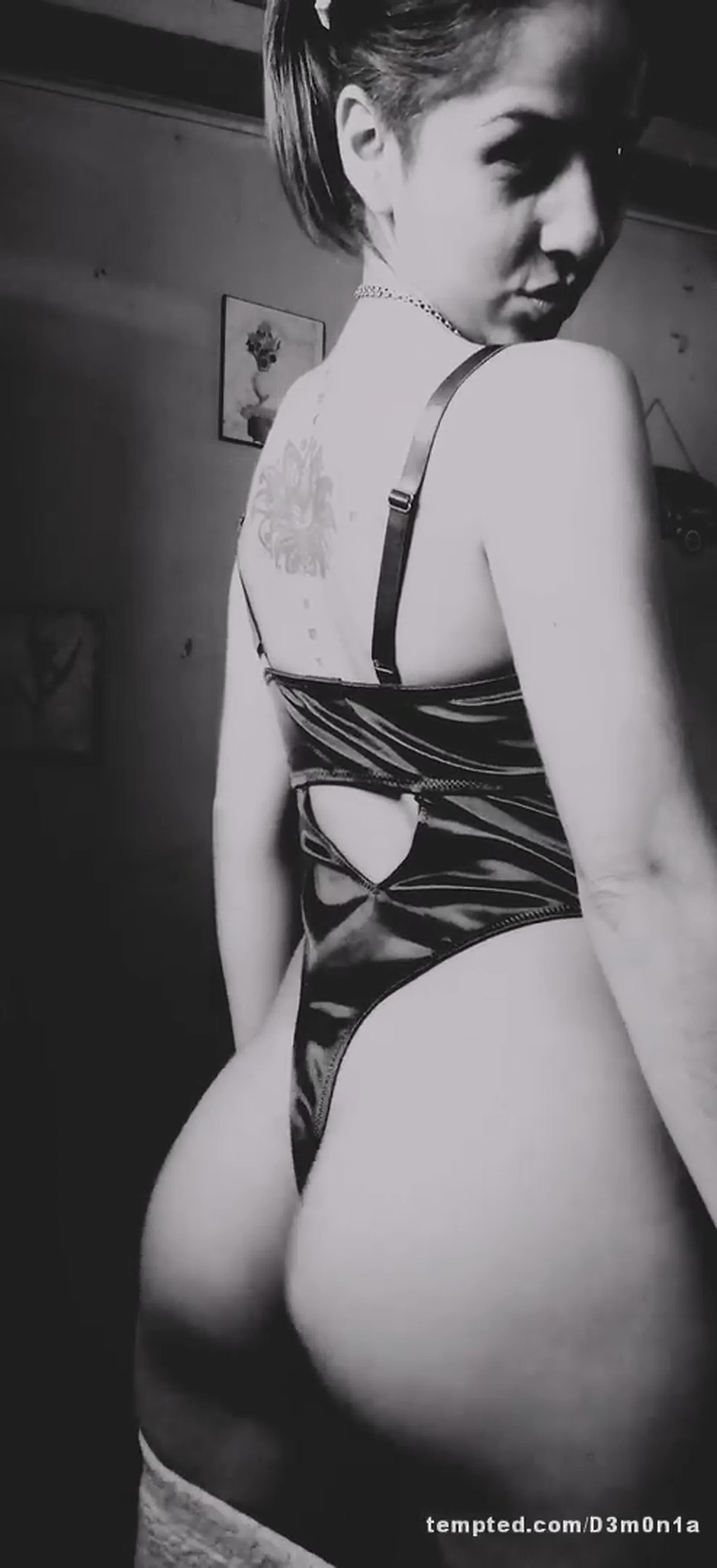 Moviendo el culito 🍑