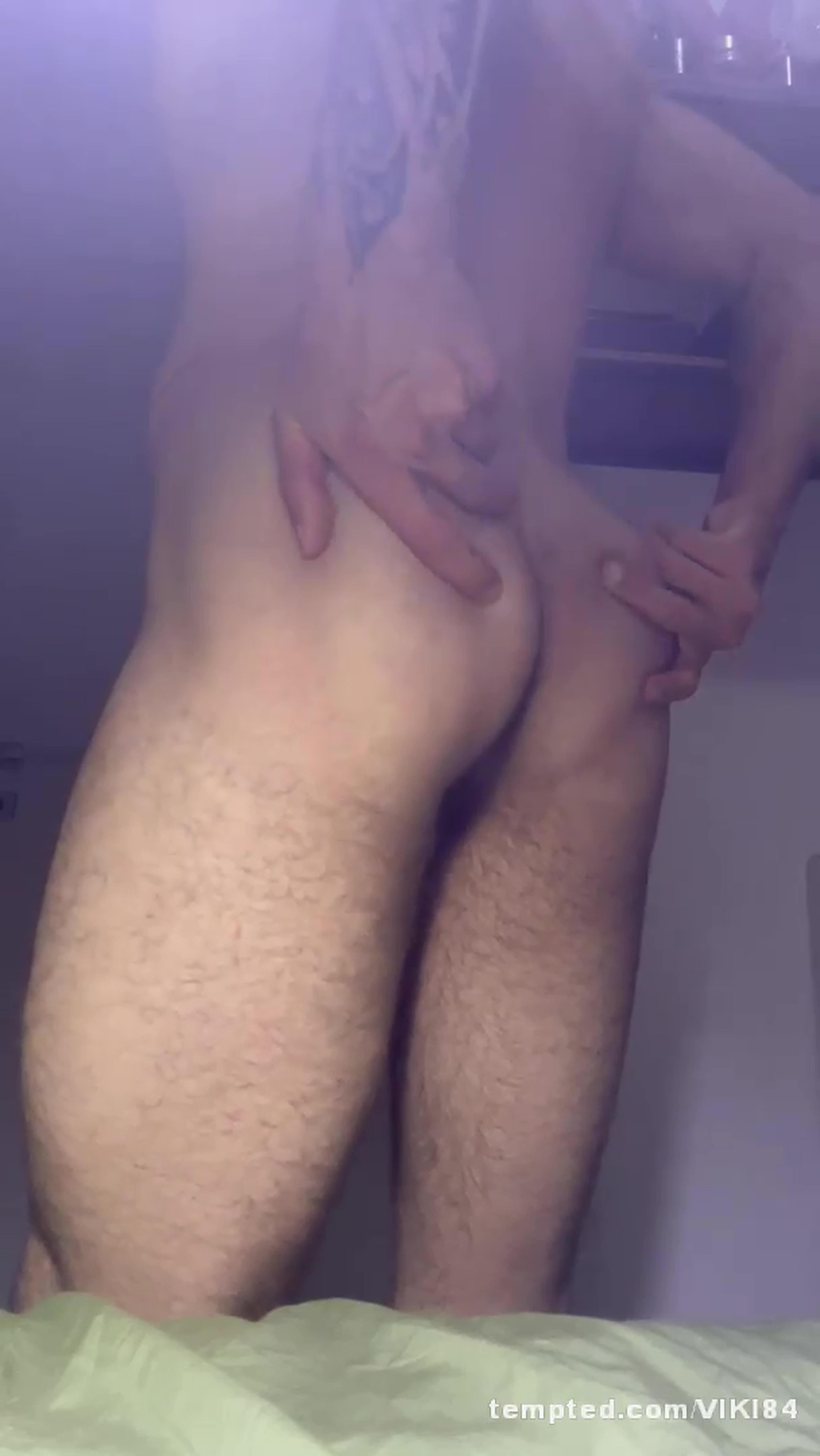 Le mie palle grandi che pendolano assieme al mio cazzone enorme vuoi veder come si vedemo bene qui ?