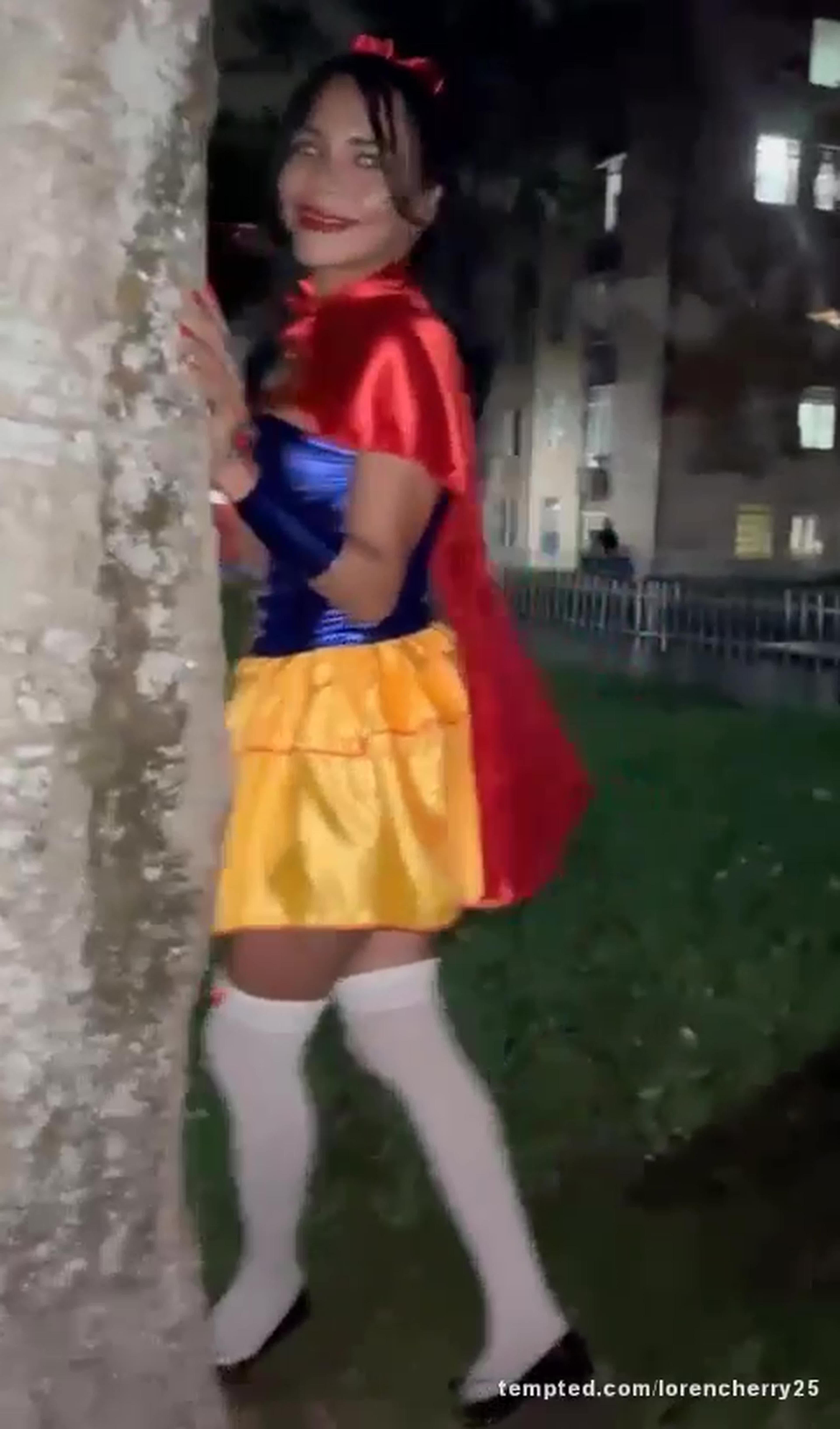 SNOW WHITE ON THE FOREST
