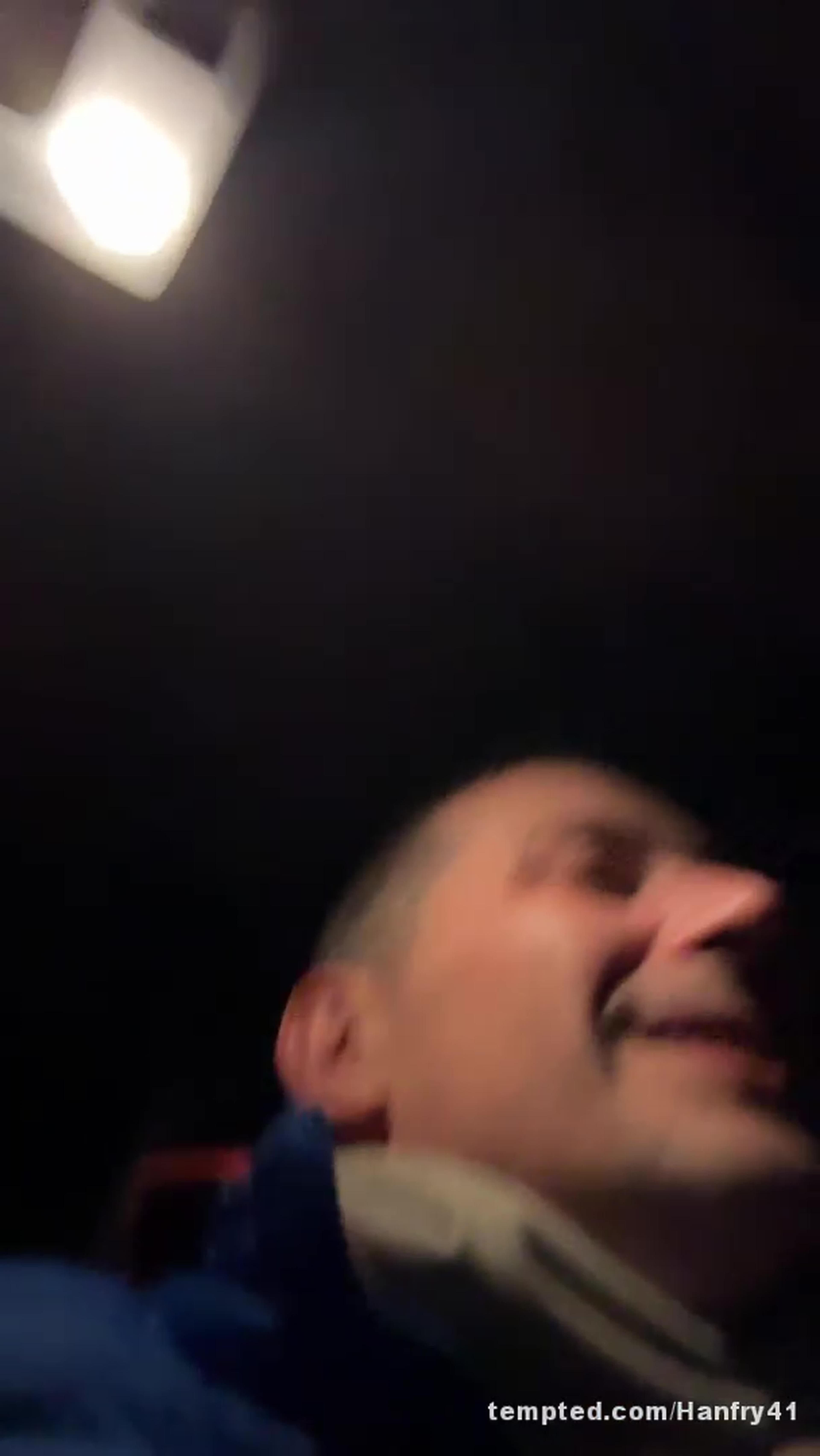 Escuchando música en el carro