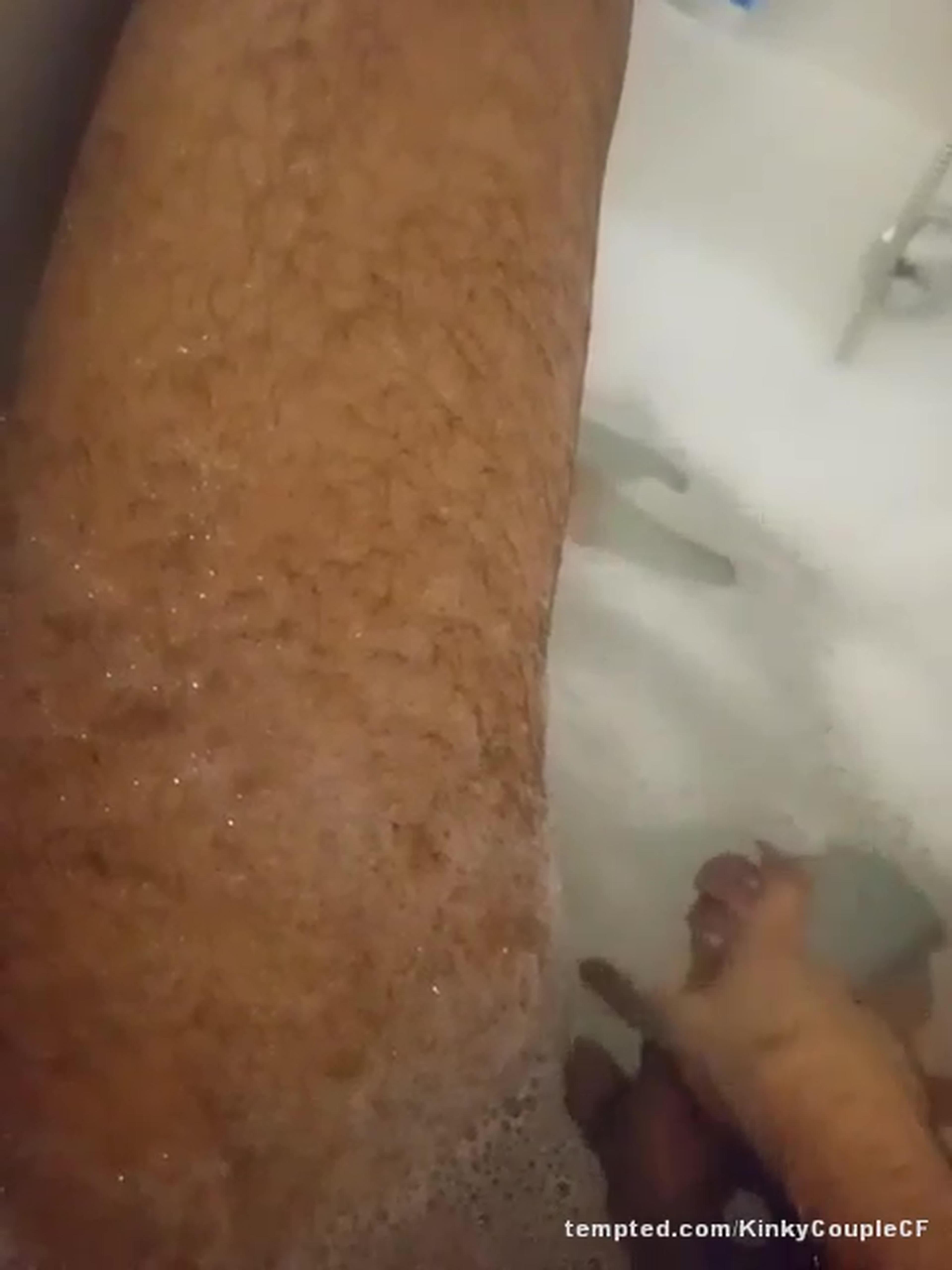 Er spielt in der Wanne