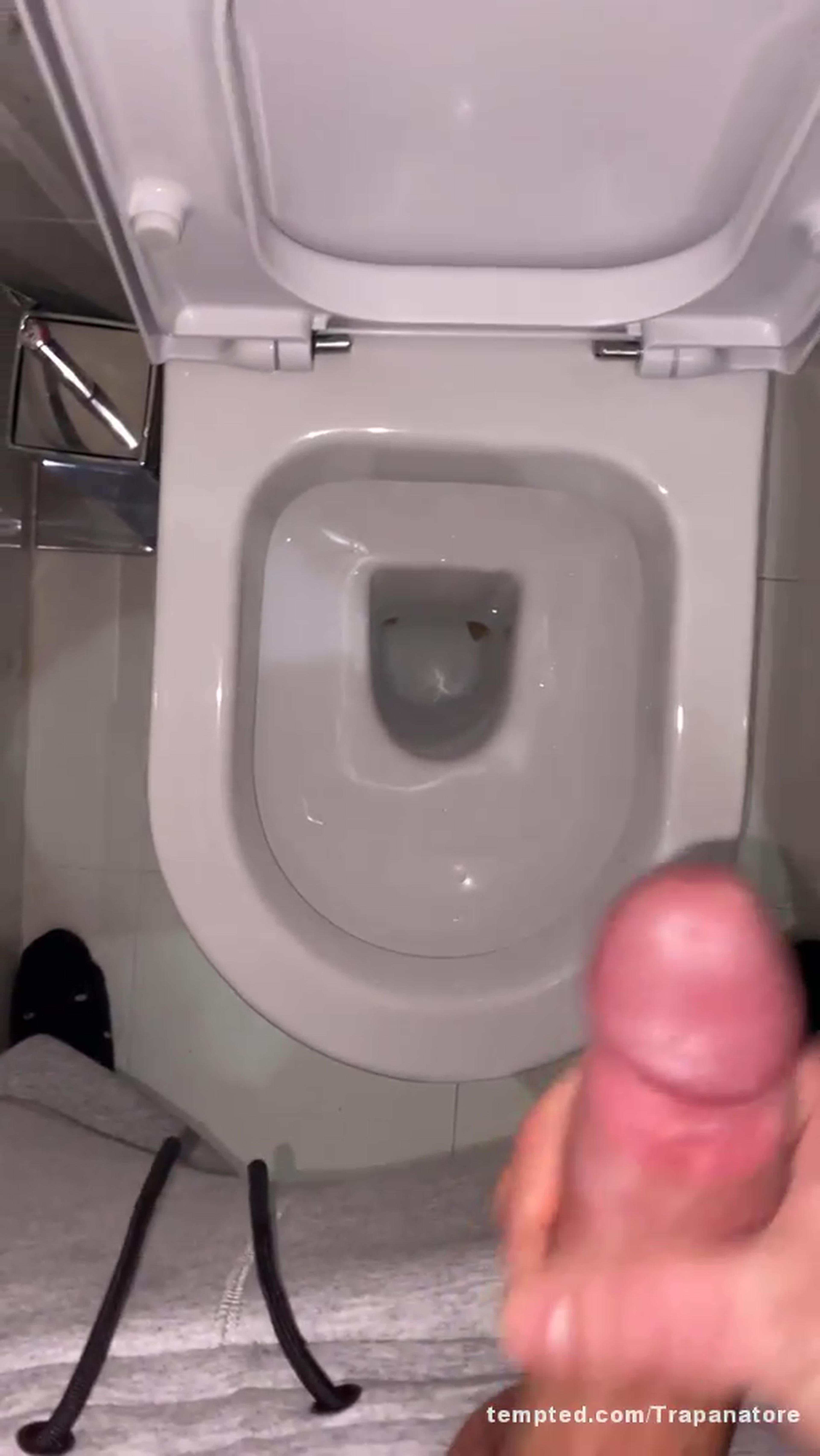 Ero in bagno , e tutto di un tratto mi e โ finita la mano sul palo!