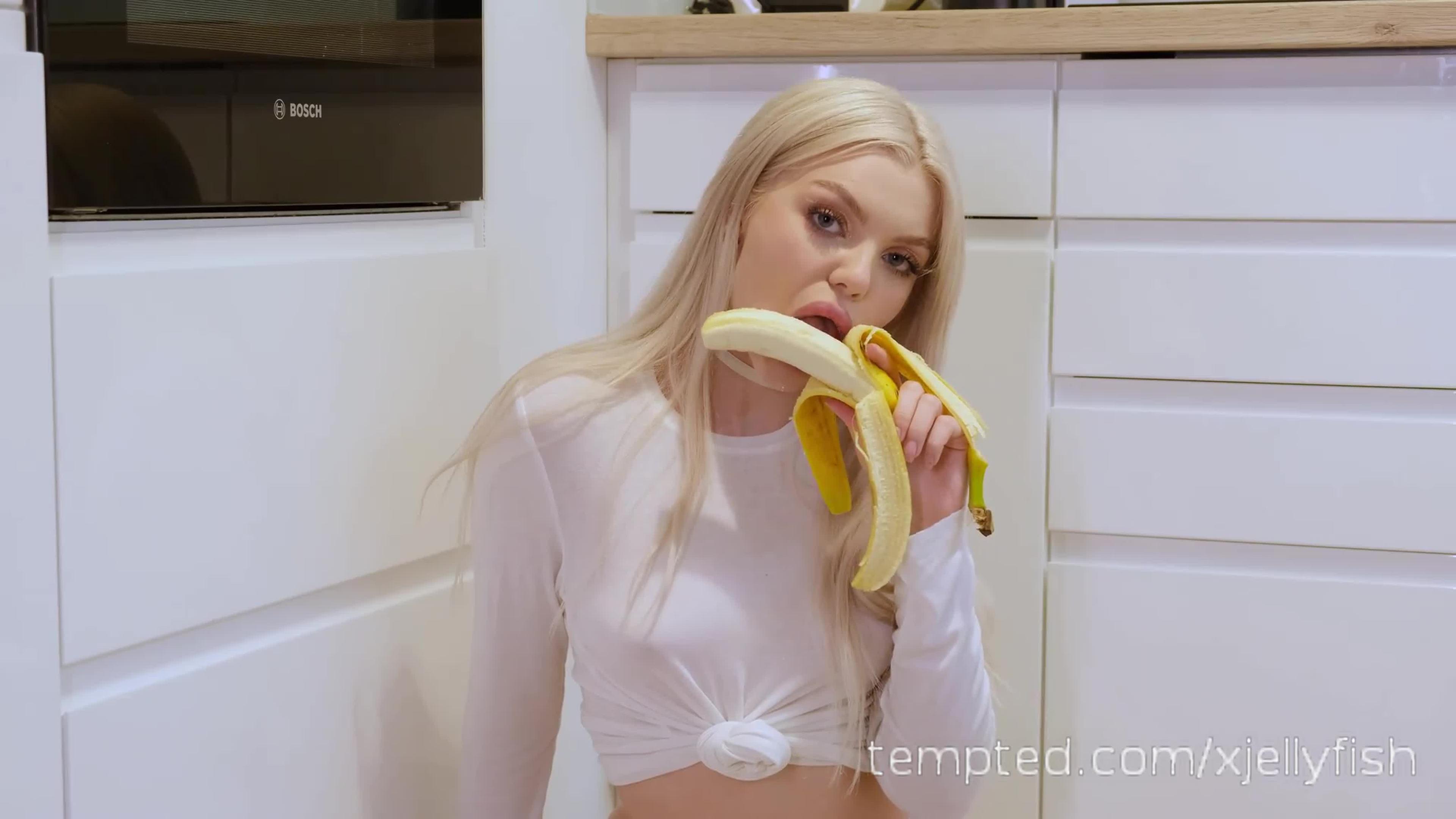 Ashby Winter and banana #Pornstar #Blonde #blondes #FoodPlay #FoodPorn #FoodFetish #FoodFun #Food