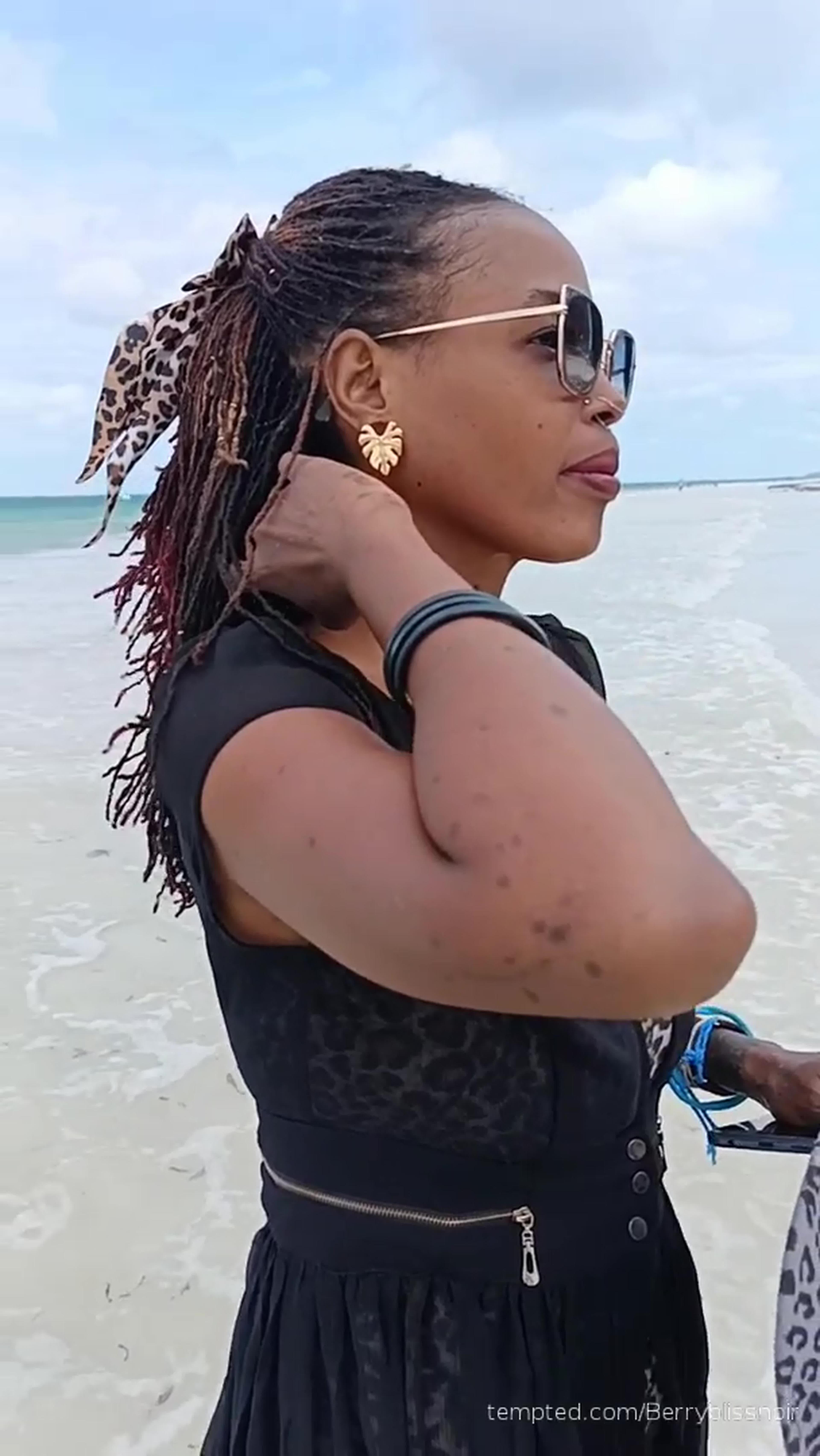 Beach vibes ๐๏ธ #ebony #Milf #Beach #NewOnTempted #Outdoor