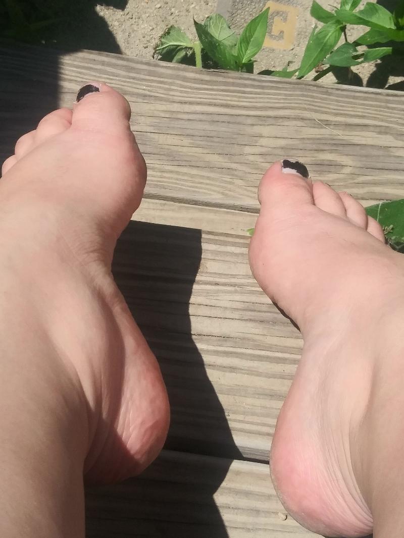 Sunny day Feet play